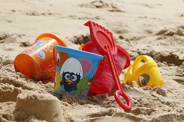 hračky na pláži