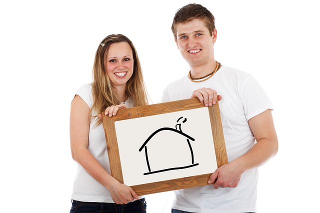 žena a muž s nakresleným domem v dřevěném rámu.jpg
