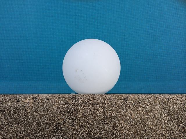 míč na okraji bazénu.jpg