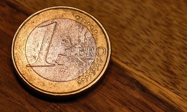 1 euro, mince na stole