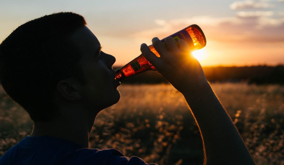 muž a flaška